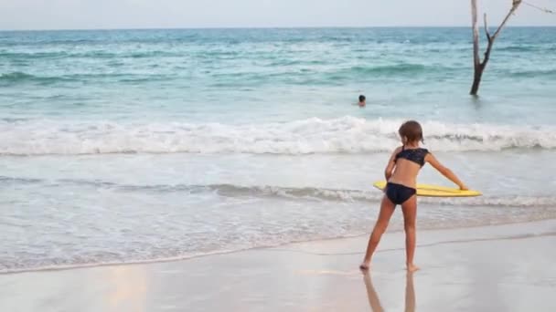 Ein Kind Fährt Auf Einem Skimboard Der Küste Einer Insel — Stockvideo