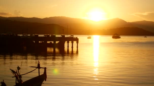 Calmo Pôr Sol Colorido Baía Mar Silhuetas Barcos Primeiro Plano — Vídeo de Stock