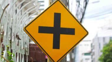 Sarı yol işareti kavşağı.