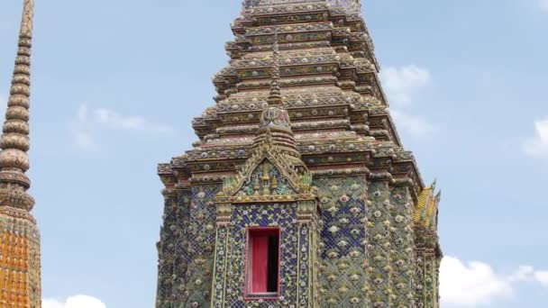 Βουδιστικός Ναός Στην Μπανγκόκ Της Ταϊλάνδης Πύργοι Ναών — Αρχείο Βίντεο