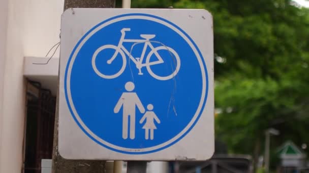 Stadsbord Waarschuwing Voor Een Voetgangerszone Een Fietspad — Stockvideo