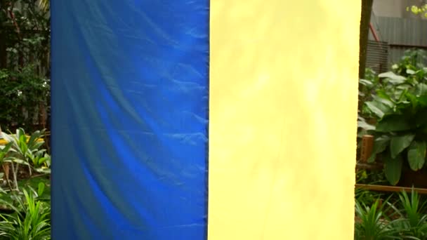 Великий Вертикальний Український Прапор Підтримка України Боротьбі Російською Агресією — стокове відео