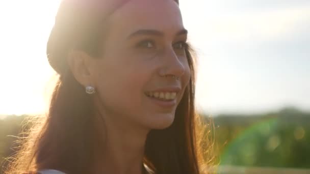 Beautiful Woman Beret Suns Rays Brightly Illuminate Contours Her Face — Αρχείο Βίντεο