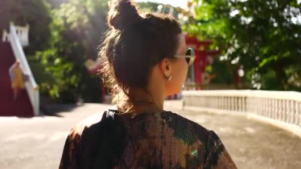 Follow Footage Girl Dressed Asian Style — Vídeo de stock
