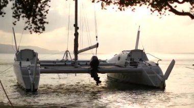 Katamaran kıyıya yakın, gün batımında demir attı..