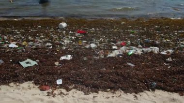 Deniz kabardıktan sonra sahildeki plastik çöpler..