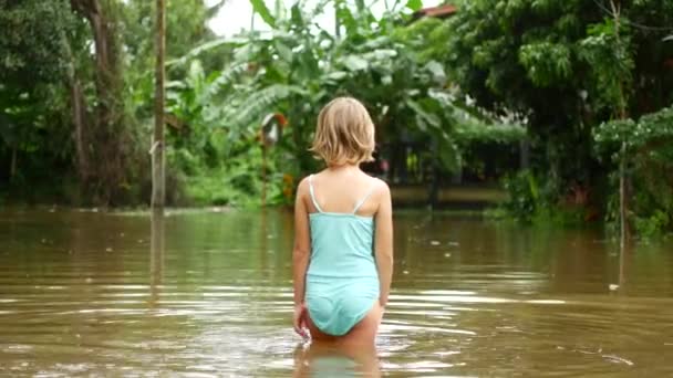 Flooding One Islands Thailand Child Walks Road Waist Deep Water — Vídeo de stock