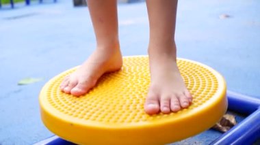 Çocuk sokak simülatörlerinde çalışıyor, ayakları yakın plan..