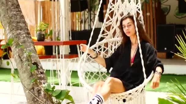 Mladá Žena Houpačce Vile Thajsku — Stock video