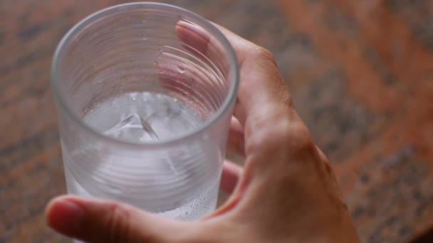 Жінка Бере Склянку Води Льоду — стокове відео