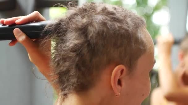 Kvinna Rakar Huvudet Med Trimmer Efter Klippning Dreadlocks — Stockvideo