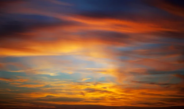 Panorama de pôr-do-sol em um céu — Fotografia de Stock