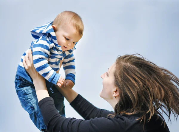 Moeder met haar zoon — Stockfoto