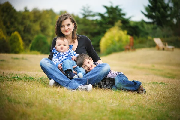 Madre con i suoi figli — Foto Stock