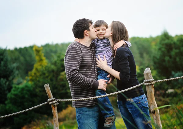 Padres felices con hijo — Foto de Stock