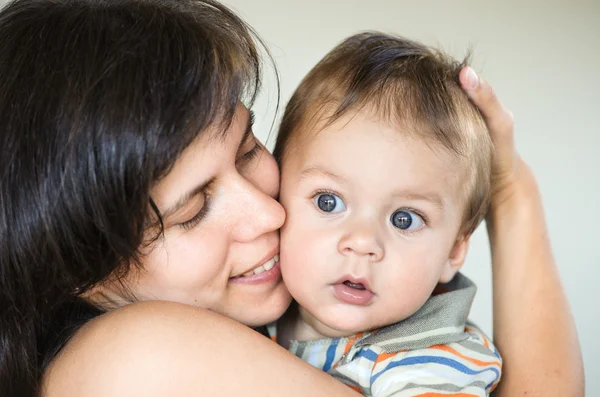 Moeder met haar zoon — Stockfoto