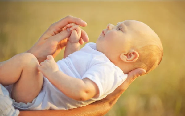 Pai está segurando seu pequeno daugther — Fotografia de Stock