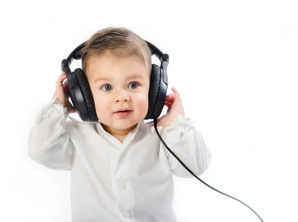 Menino ouvindo música em fones de ouvido — Fotografia de Stock