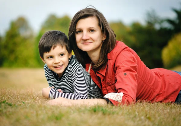 Moeder met haar zoon — Stockfoto