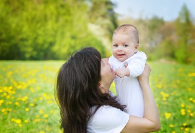 küçük çocuk oğlu sarılma anne
