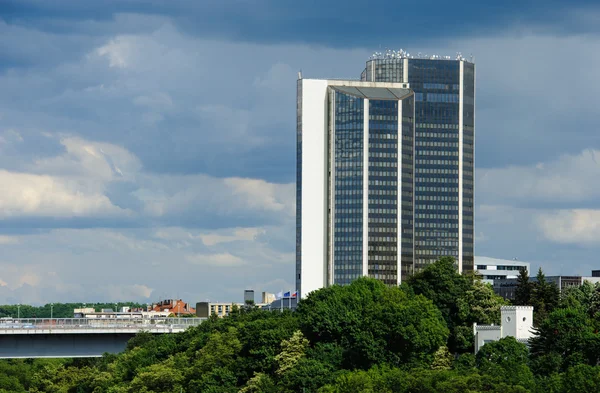 Nowoczesny budynek biura w błękitne niebo — Zdjęcie stockowe