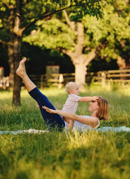 Mother and her daugther practice yoga — Stock Photo, Image