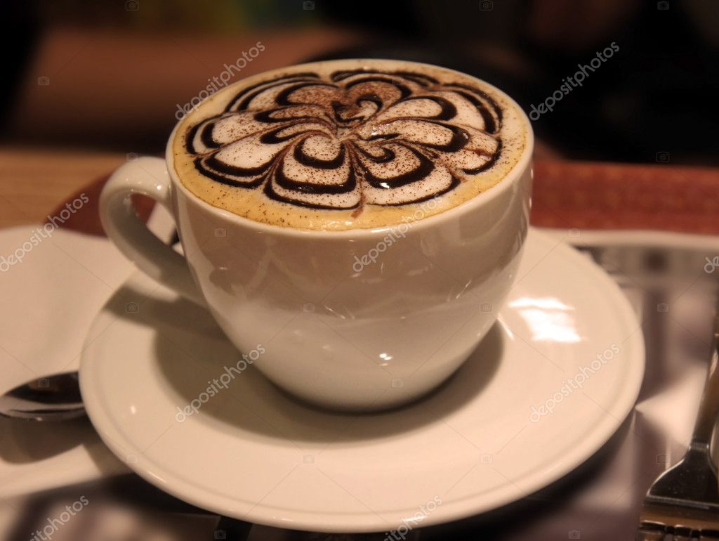 Cappuccino veya sütlü kahve fincanı sanat köpük ile — Stok Foto