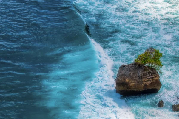 Surfa vågor och turkos vatten — Stockfoto