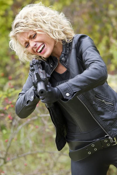 Screaming woman shooting from machine gun — Stock Photo, Image