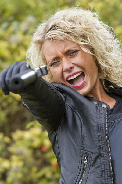 Screaming woman shooting from handgun — Stock Photo, Image