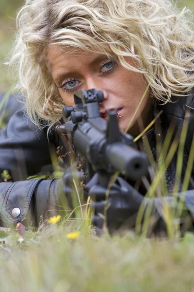 Woman with machine gun aiming — Stock Photo, Image