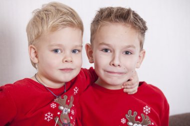 sevgi dolu genç kardeşler