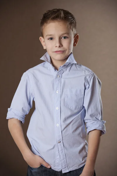 Jungen-Porträt im Business-Hemd — Stockfoto