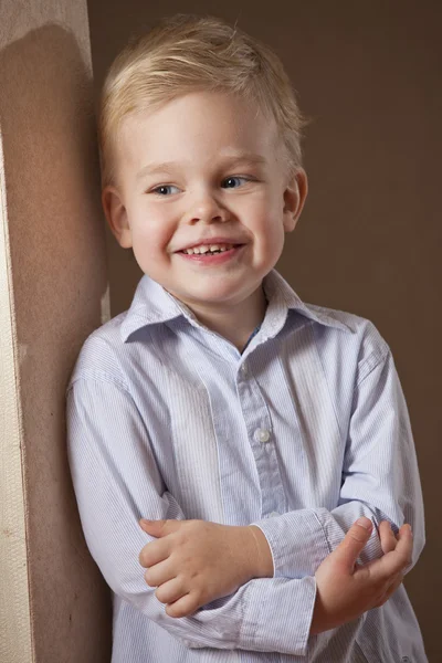 Glad liten pojke i skjorta — Stockfoto