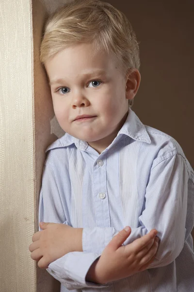 Kleine jongen in het shirt poseren — Stockfoto