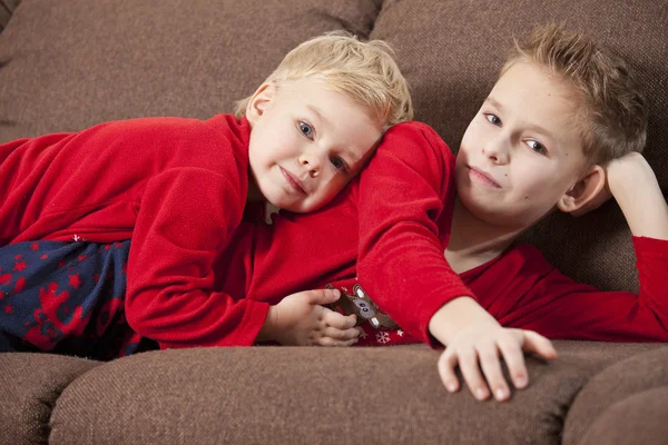 Zwei Jungen auf dem Sofa liegend — Stockfoto