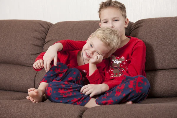 Twee gelukkige jongens op de Bank — Stockfoto