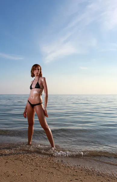 Sahilde bikinili bir kadın. — Stok fotoğraf