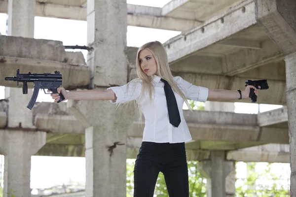 Szexi fegyvert nő két guns — Stock Fotó