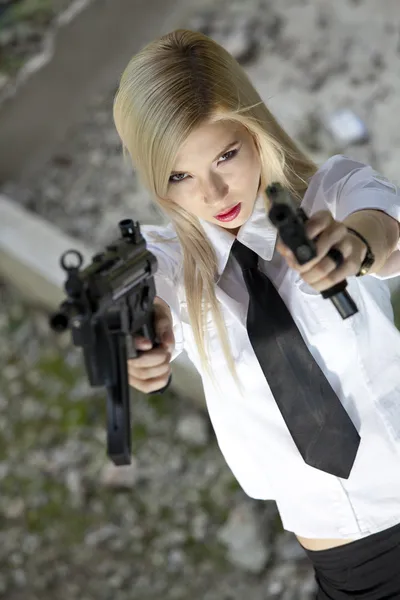 Angry woman with two guns — Stock Photo, Image