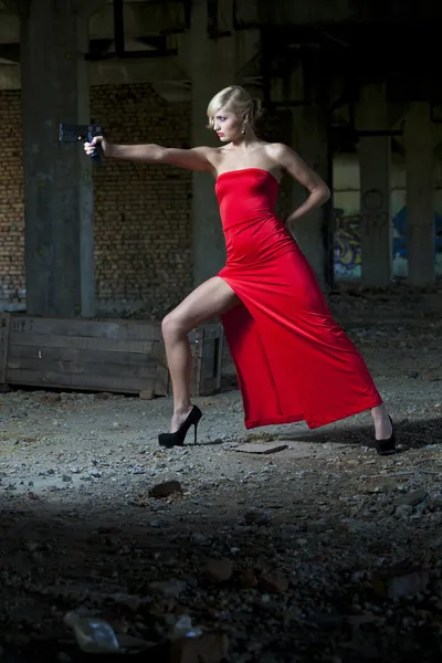 Woman in retro look aiming with gun — Stock Photo, Image