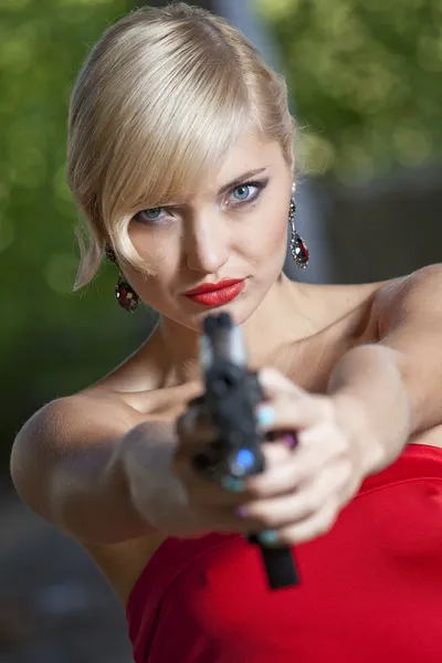 Mulher apontando arma — Fotografia de Stock