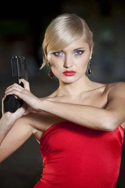 Retro mujer sosteniendo arma — Foto de Stock