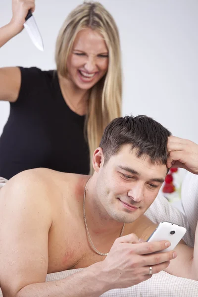 Mann betrügt am Telefon — Stockfoto