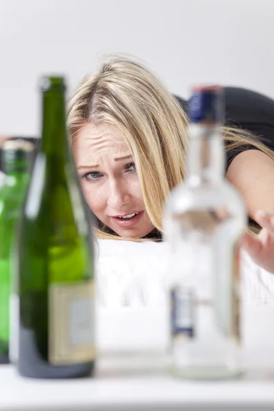 Kobieta alkoholizm — Zdjęcie stockowe