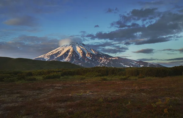 Tundra, sopka, západ slunce — Stock fotografie