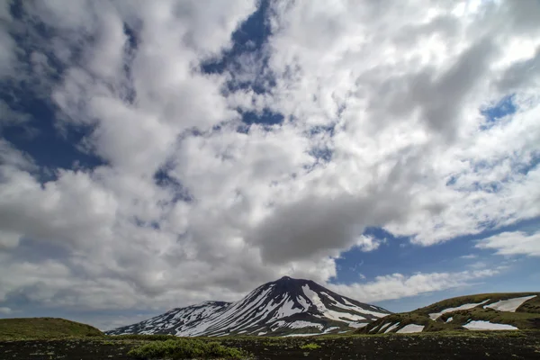 Vulkan und endlose Wolken — Stockfoto