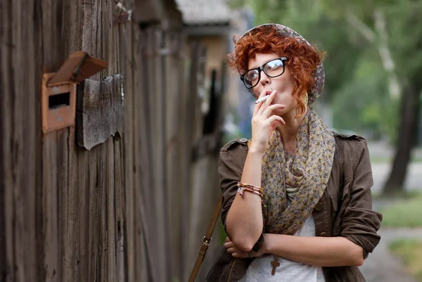 Хипстерская девушка курит сигарету — стоковое фото
