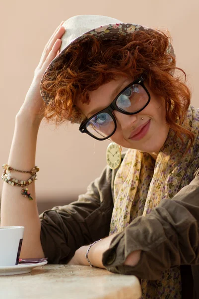 Hipster meisje zit in een café — Stockfoto