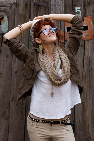 Gelukkig hipster meisje buitenshuis — Stockfoto